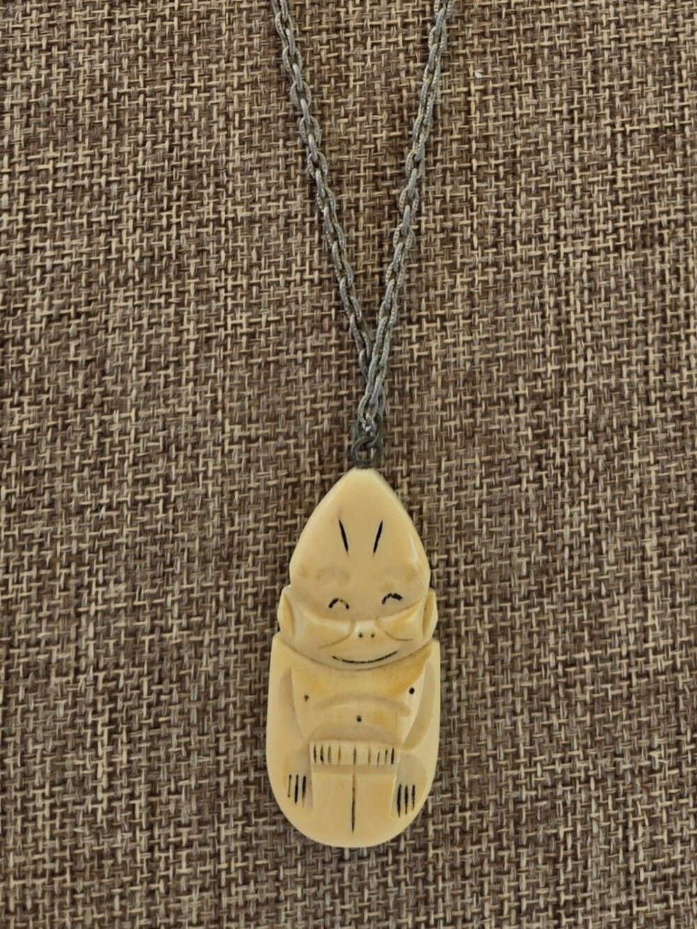 Vintage Scrimshaw Alaskan Inuit Billiken pendant on chain - Picture 3 of 10